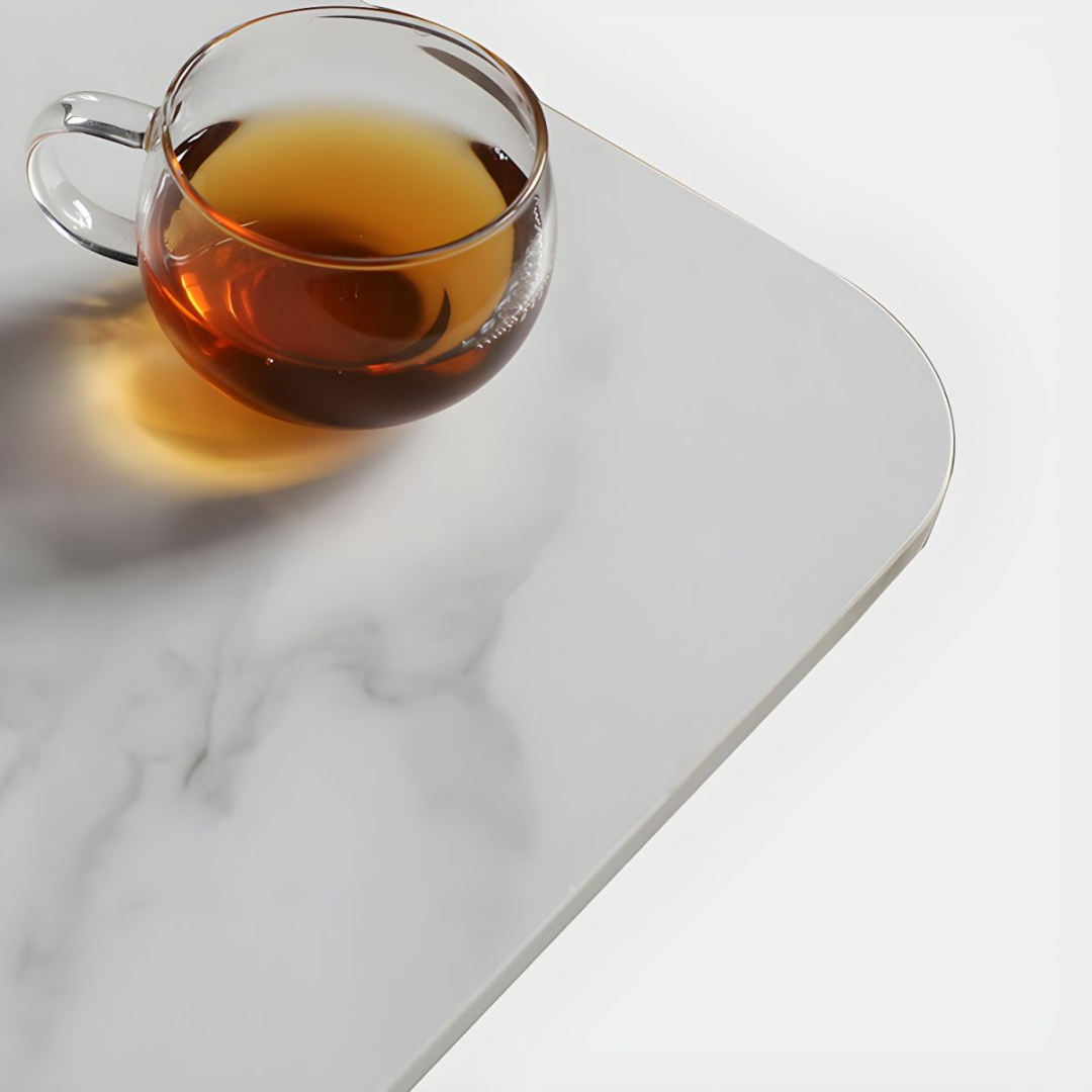 Moderna klubska mizica v zlato-marmornem videzu