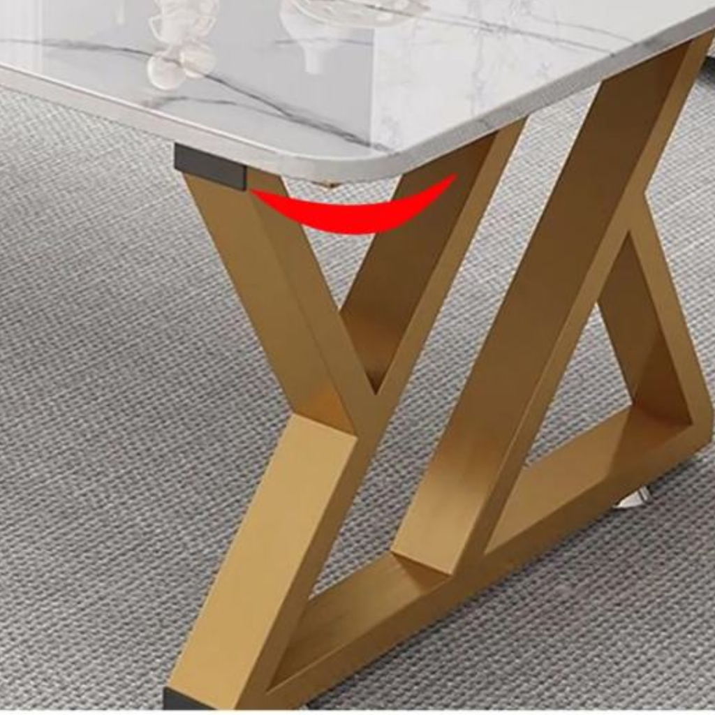 Moderna klubska mizica v zlato-marmornem videzu