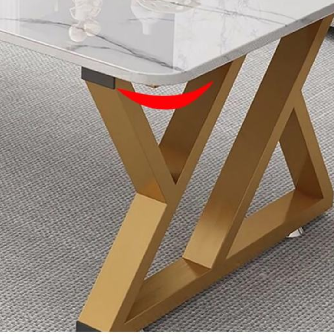 Moderna klubska mizica v zlato-marmornem videzu