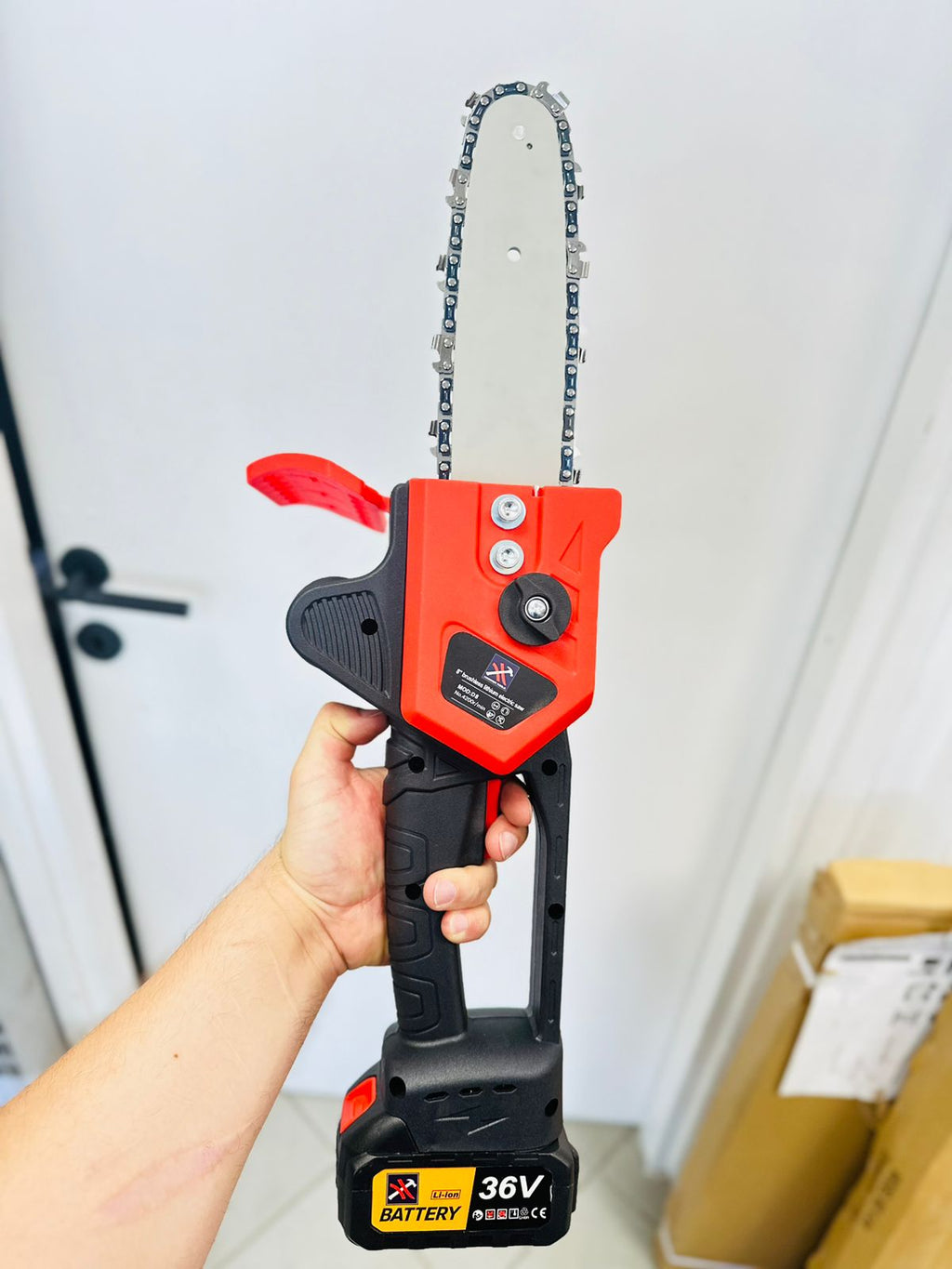 8-PALČNA AKUMULATORSKA ŽAGA Z 2 BATERIJAMA 36V KLADIVO