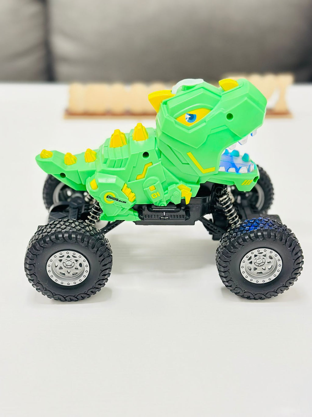 DALJINSKI UPRAVLJALNIK DINOSAUR 360 Z UČINKOM ŠKROPLJEČE VODE