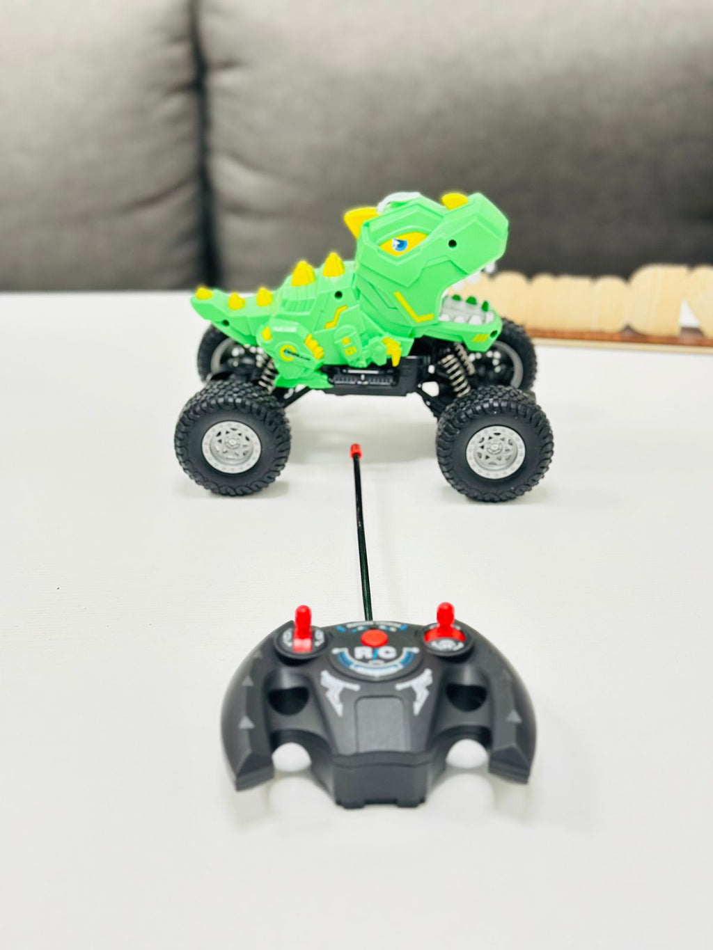 DALJINSKI UPRAVLJALNIK DINOSAUR 360 Z UČINKOM ŠKROPLJEČE VODE