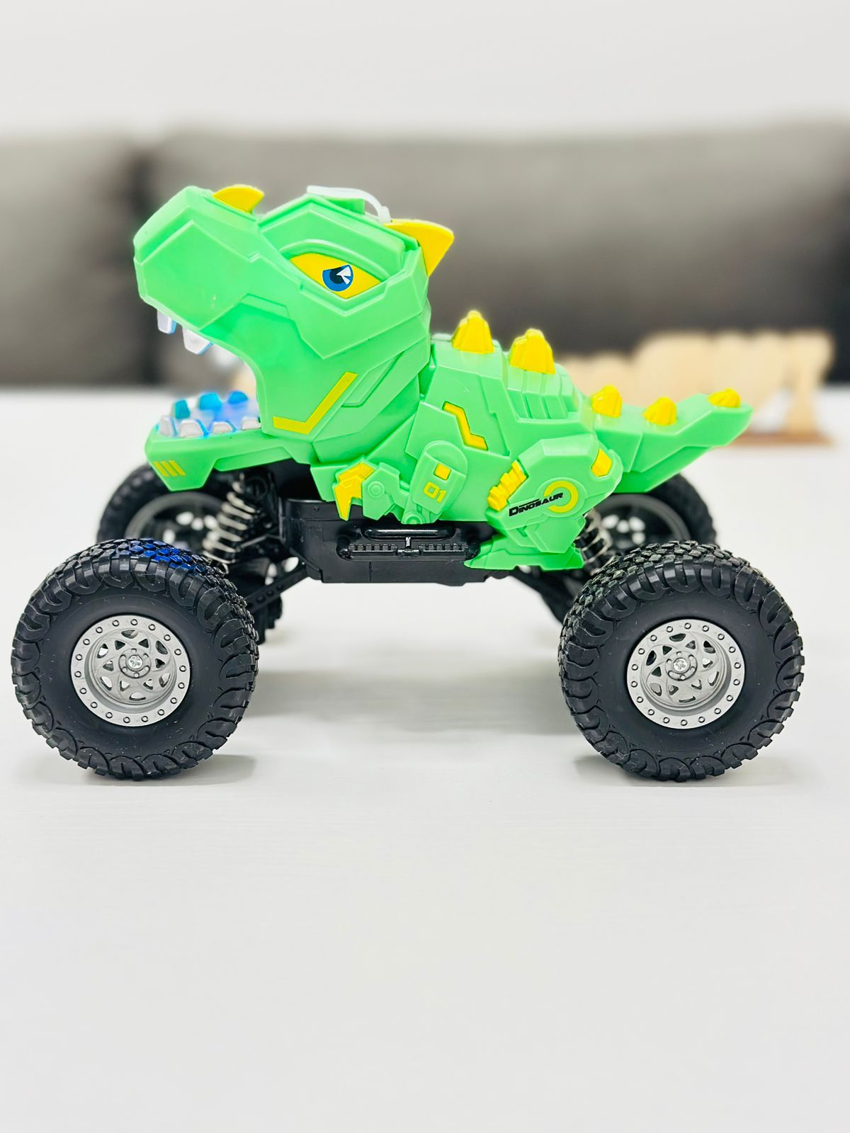 DALJINSKI UPRAVLJALNIK DINOSAUR 360 Z UČINKOM ŠKROPLJEČE VODE