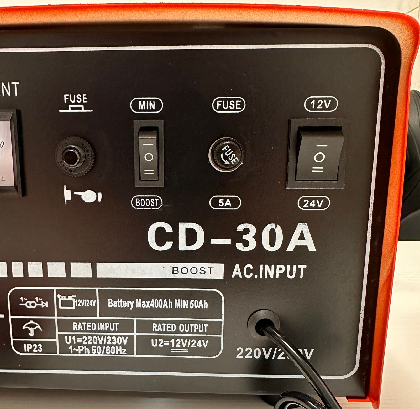 POLNILEC BATERIJ S FUNKCIJO HITREG POLNJENJA