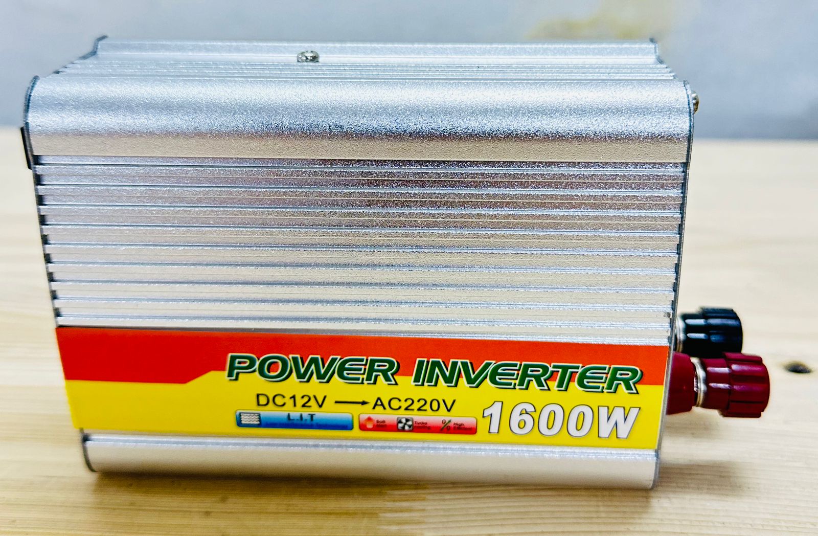 INVERTERSKI PRETVORNIK NAPETOSTI 1600 W