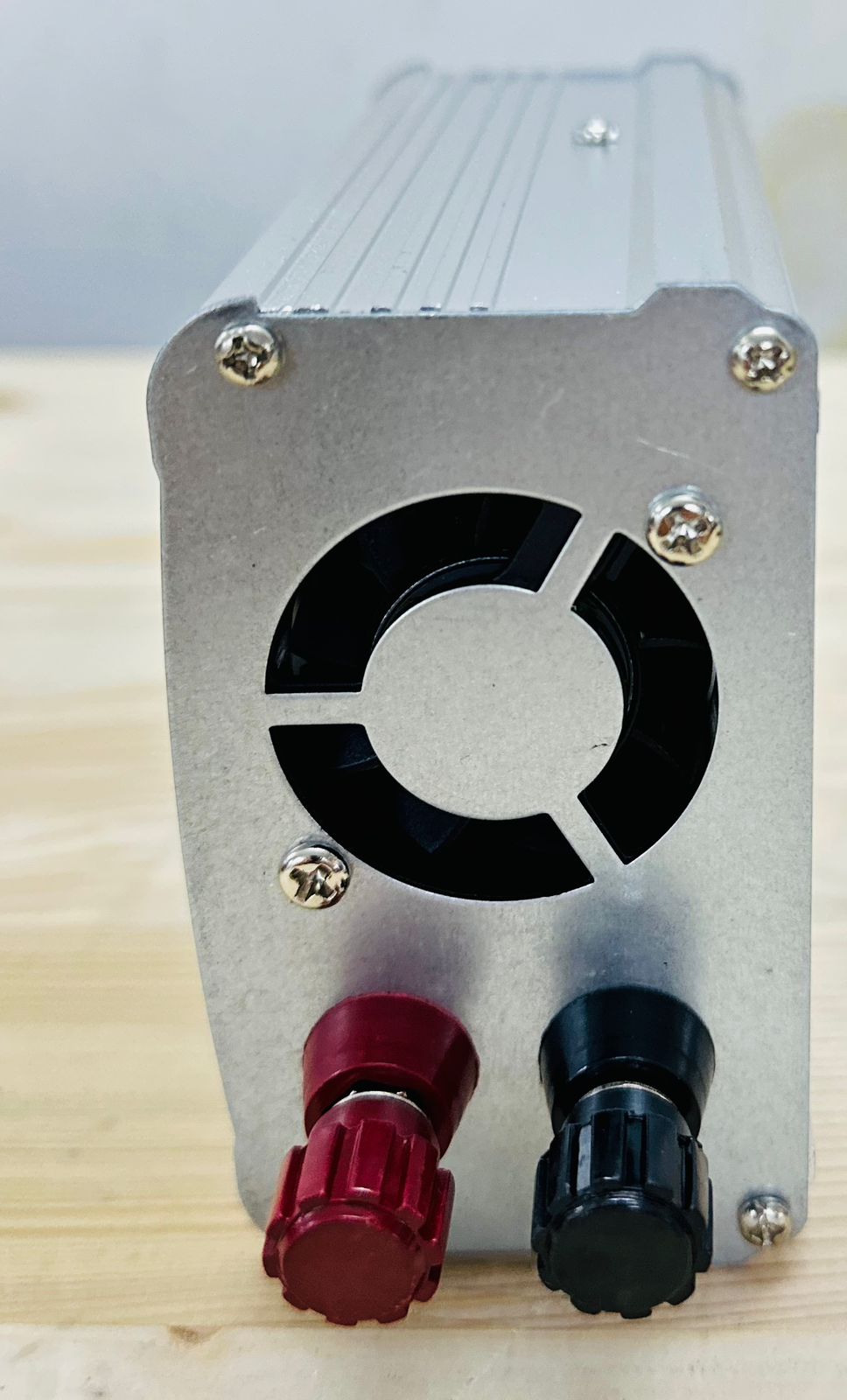 INVERTERSKI PRETVORNIK NAPETOSTI 1600 W