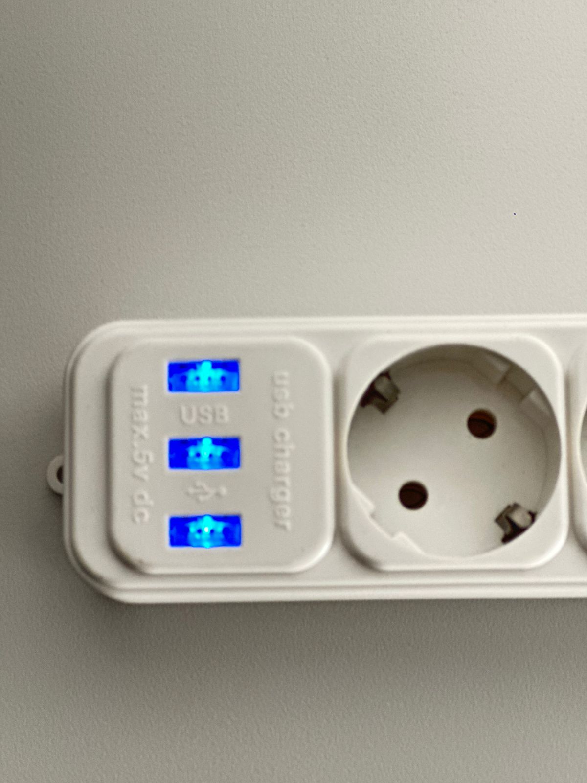 Podaljševalni kabel (4 vtičnice, 3 USB vhodi) 2 KOS