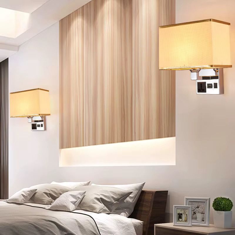 Stenska svetilka z vgrajenim USB/USB-C polnjenjem + vtičnica