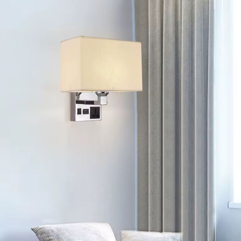 Stenska svetilka z vgrajenim USB/USB-C polnjenjem + vtičnica