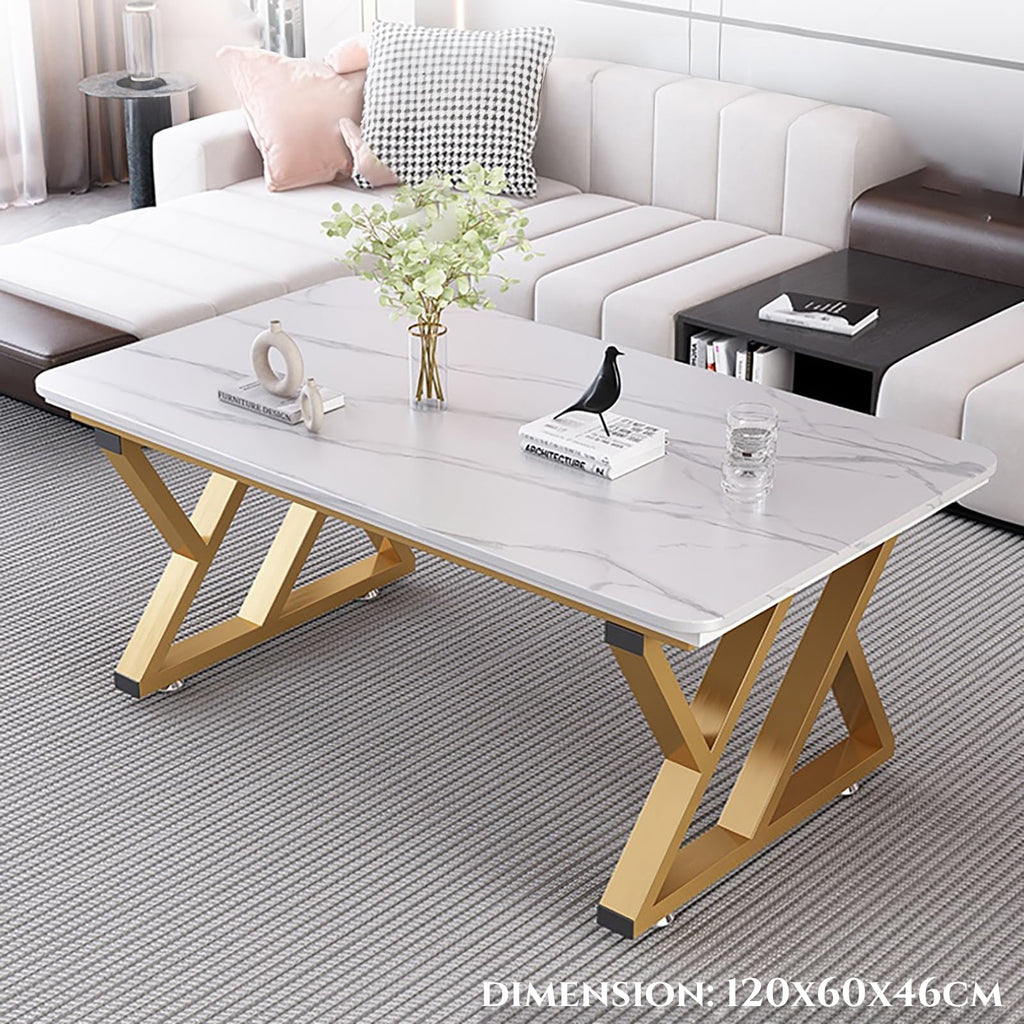 Moderna klubska mizica v zlato-marmornem videzu