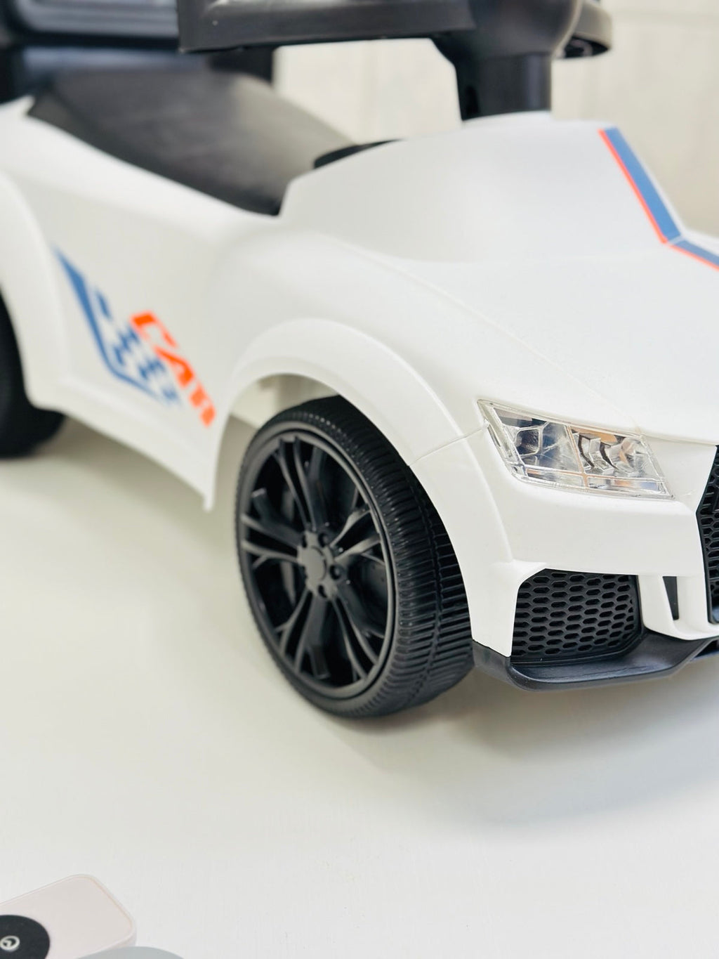 POTISNI AVTO Z ROČAJEM IN GLASBO