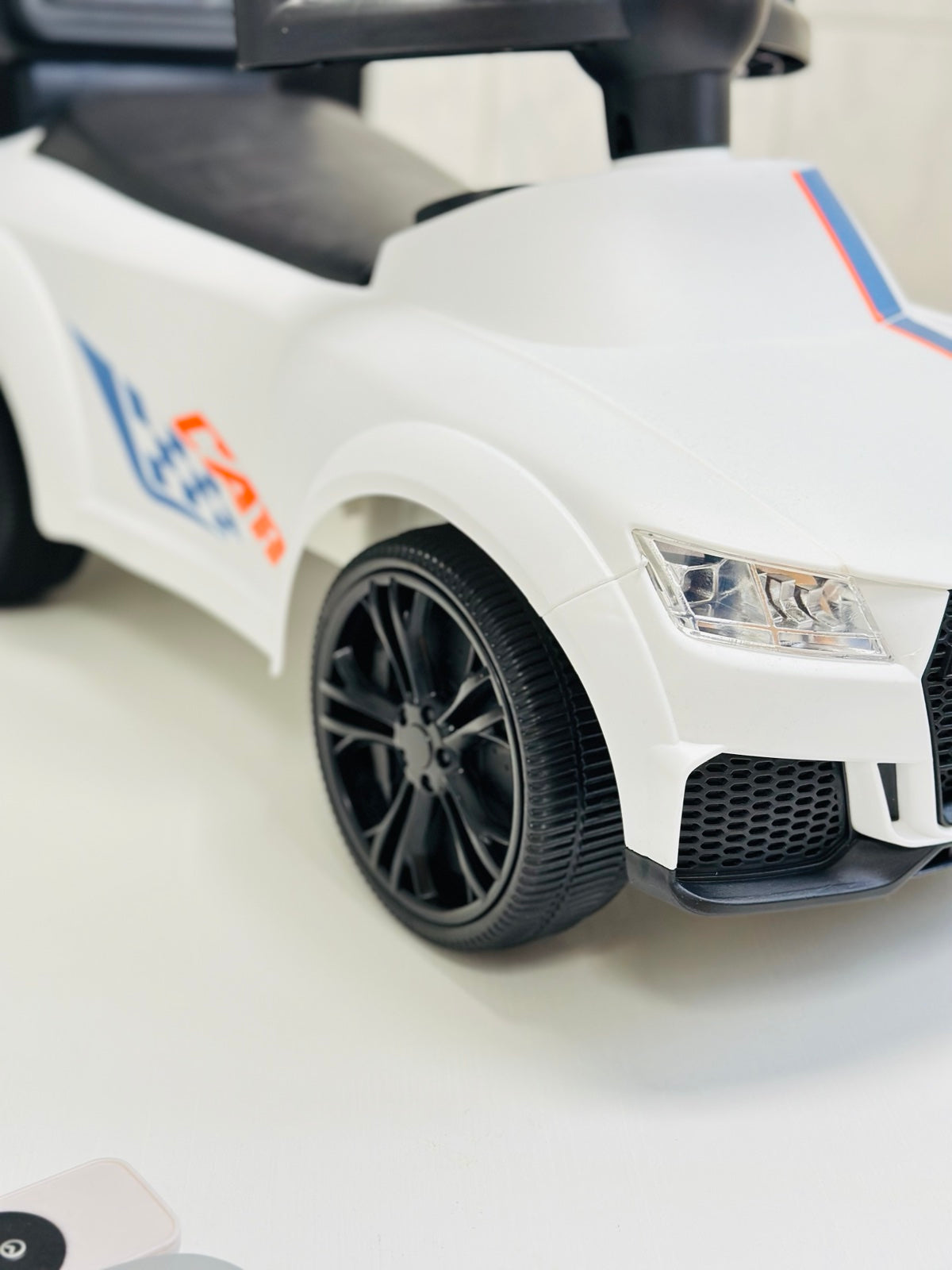 POTISNI AVTO Z ROČAJEM IN GLASBO